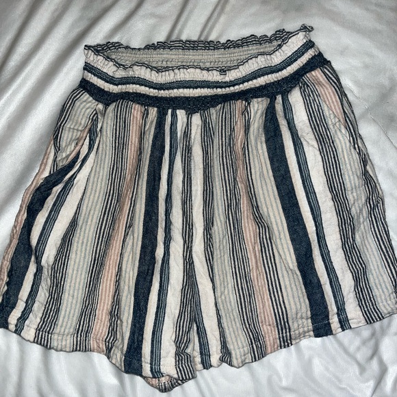 Selling these shorts! super cute and loose - Picture 1 of 2